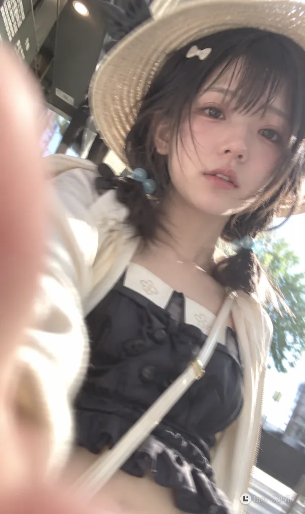 アニメのような顔立ちの人物がスマホで撮影した、ブレのある無造作な自撮り写真。