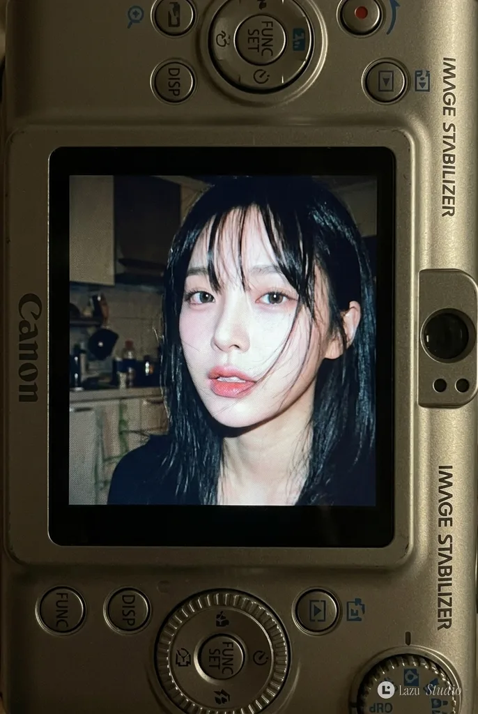 卡片相機液晶螢幕上顯示著閃光燈拍攝的女性室內肖像。
